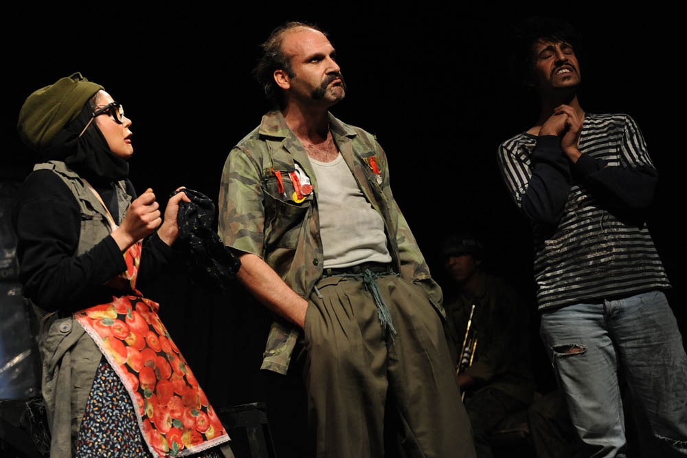 معنای زندگی: نگاهی به نمایش خانه‎ی کاغذی