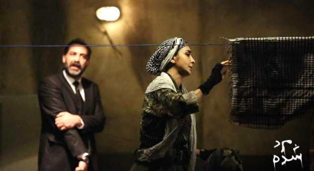 نقدِ نمایش «مرد شده» به کارگردانیِ آسو بهاری؛ فرزند در آغوش و اسلحه در دست